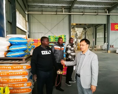 Els clients africans visiten el taller de producció d'aliments per porcs de Parkson